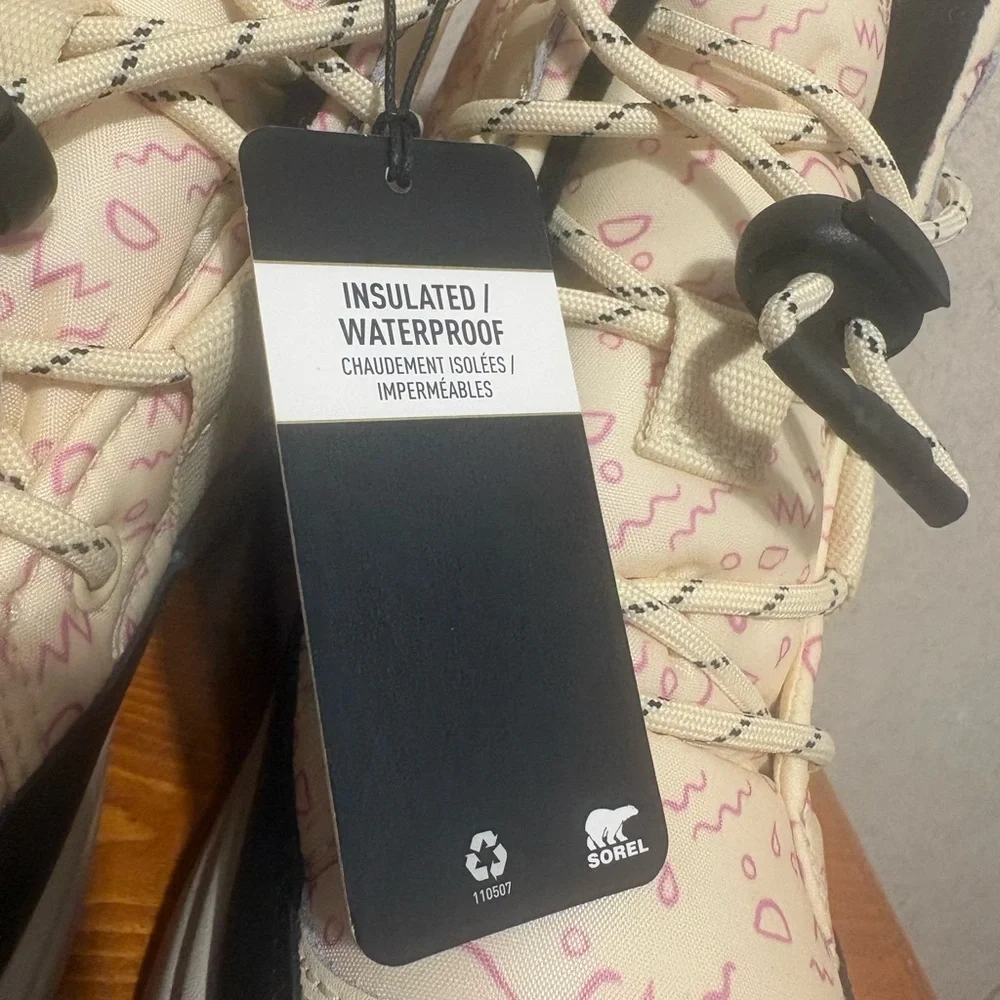 SOREL NWOB Kids' Whitney III Mid Waterproof Boots. Girls Size 5 cream and pink.